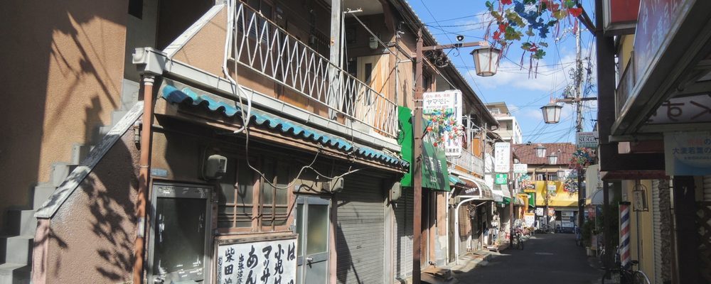 阿倍野区の老朽化した長屋の外観