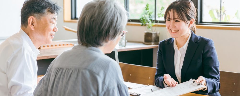 中央区の物件について相談する様子