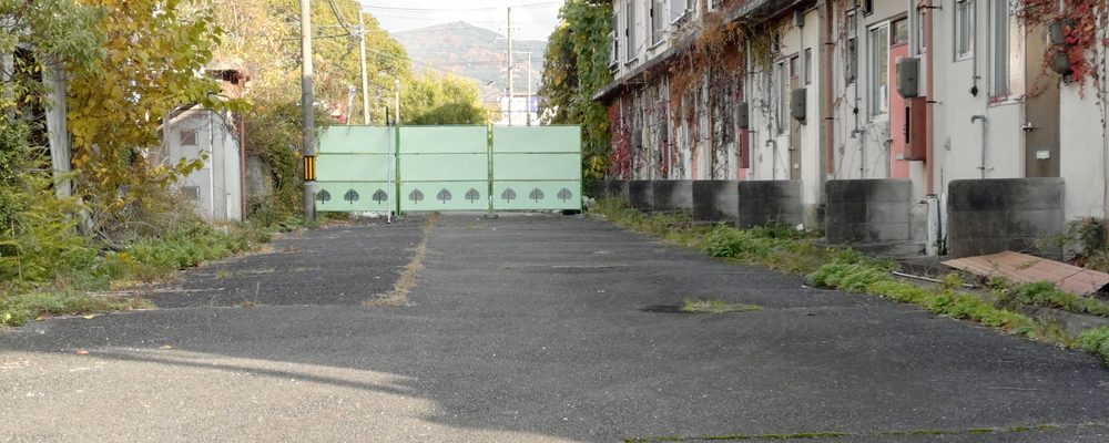 福島区の老朽化した長屋の外観