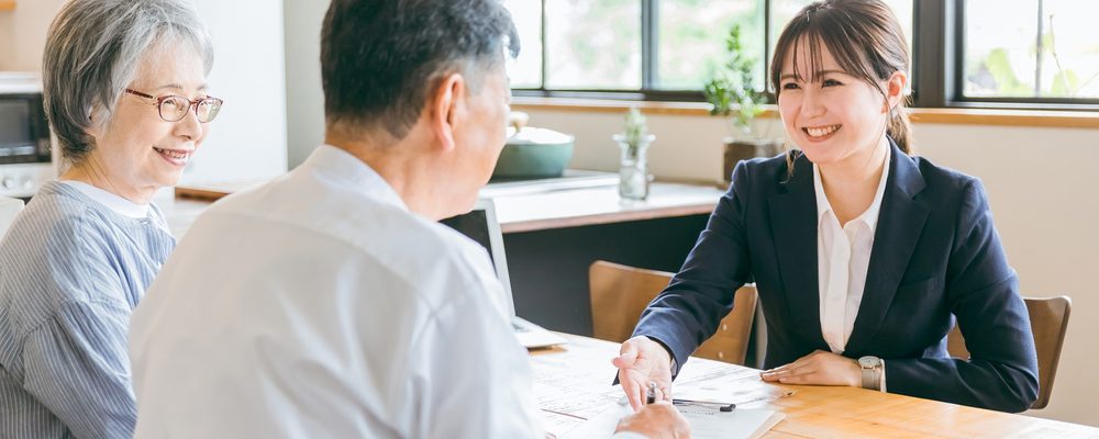 阪南市の物件について相談する様子