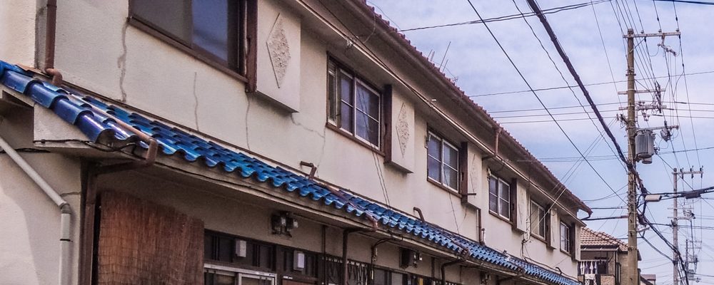 阪南市の老朽化した長屋の外観