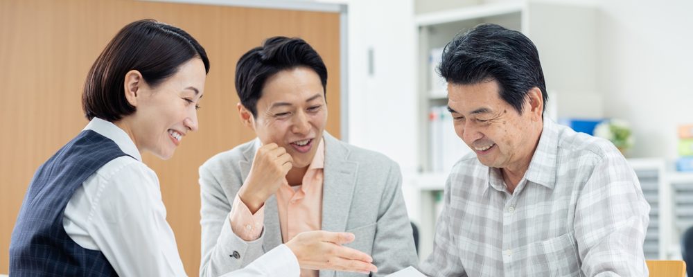 生野区の物件について相談する様子