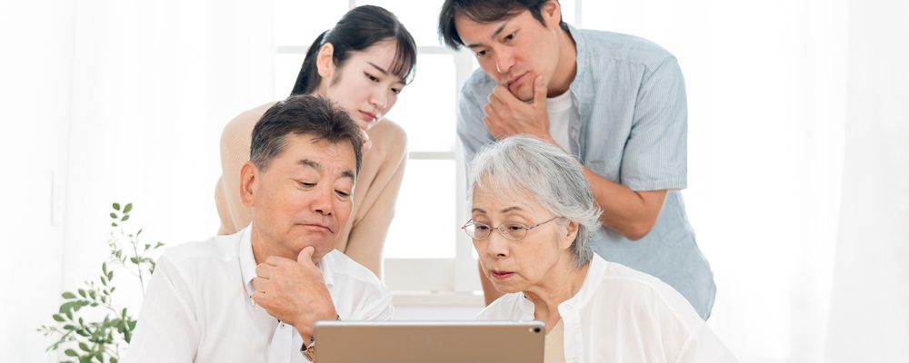 泉佐野市の物件について相談する様子