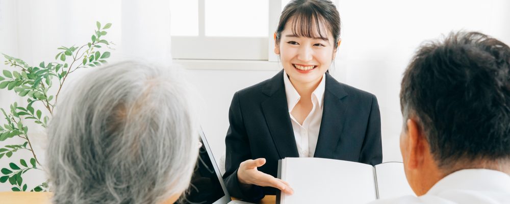 貝塚市の物件について相談する様子