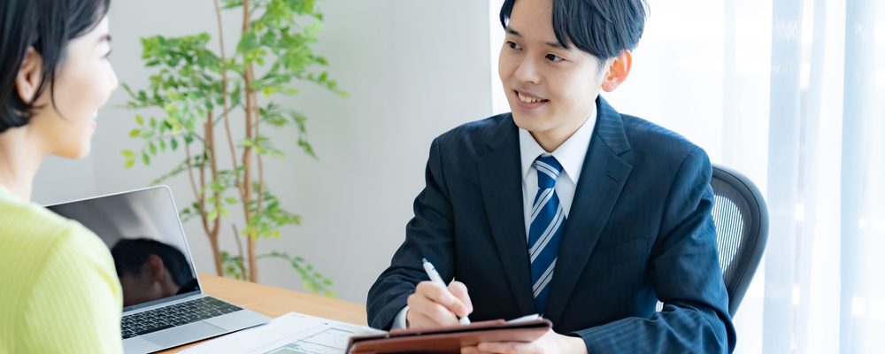 箕面市の物件を調査する株式会社GEEZの担当者