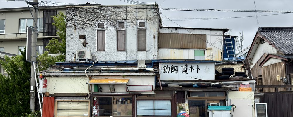浪速区の老朽化した長屋の外観