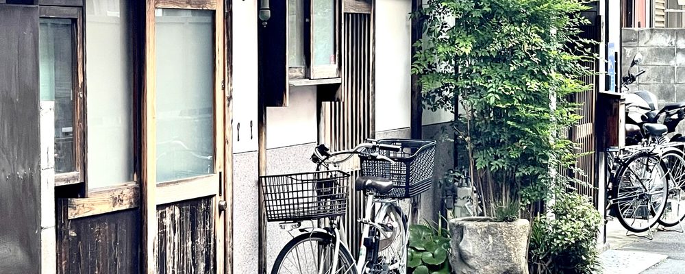 寝屋川市の路地と連棟住宅の街並み