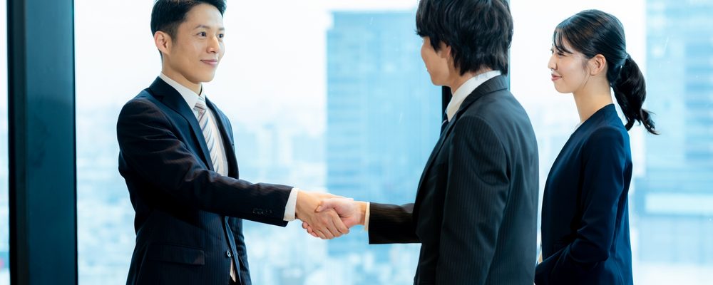 寝屋川市の物件を調査する株式会社GEEZの担当者