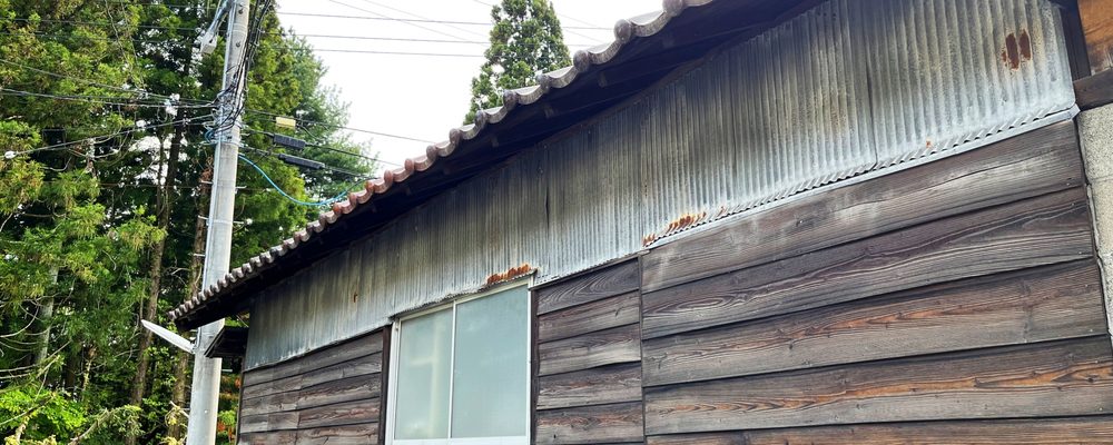 寝屋川市の老朽化した長屋の外観
