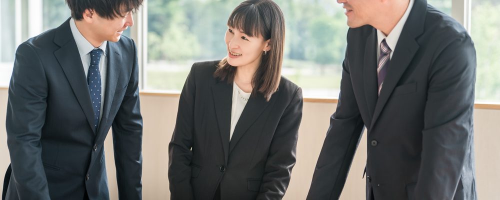 西淀川区の物件について相談する様子