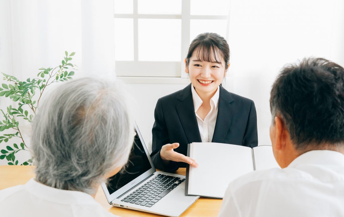 大阪狭山市の長屋の買取について相談するご夫婦と株式会社GEEZの担当者