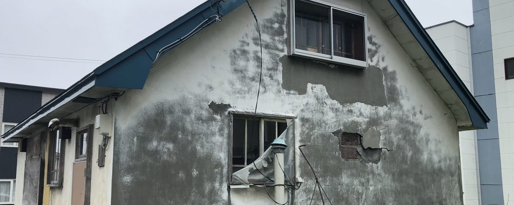 大阪狭山市の老朽化した長屋の外観