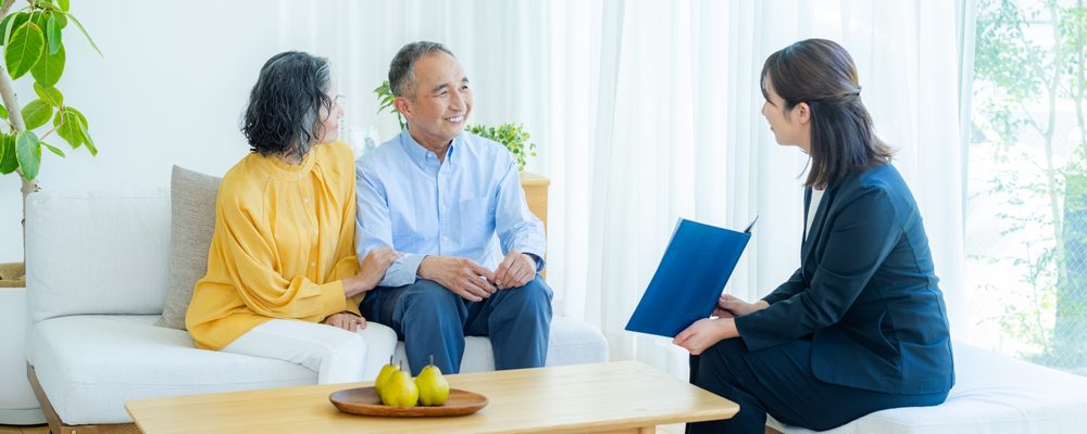 中区の物件について相談する様子
