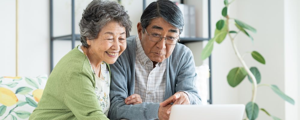 堺区の物件について相談する様子
