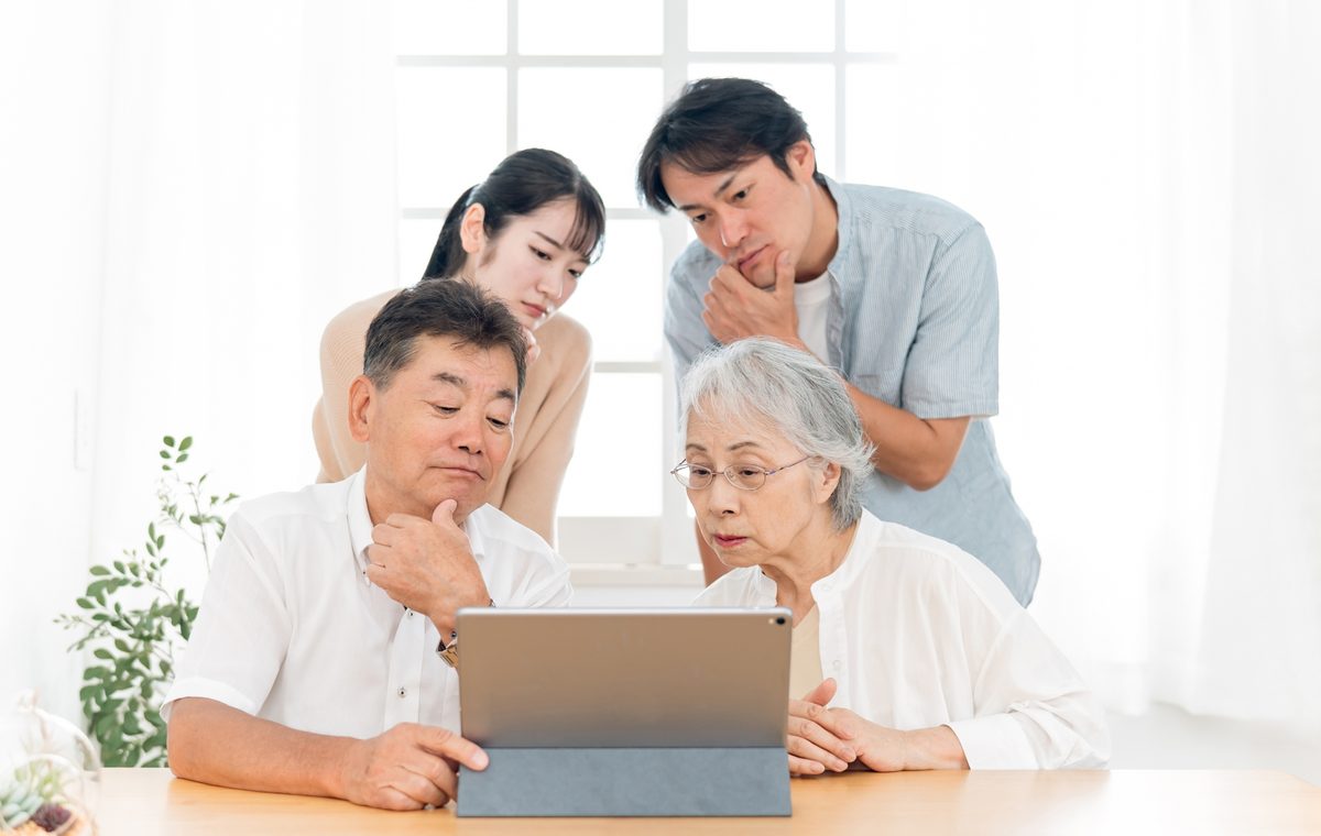 大阪市住之江区の長屋の買取について相談するご夫婦と株式会社GEEZの担当者