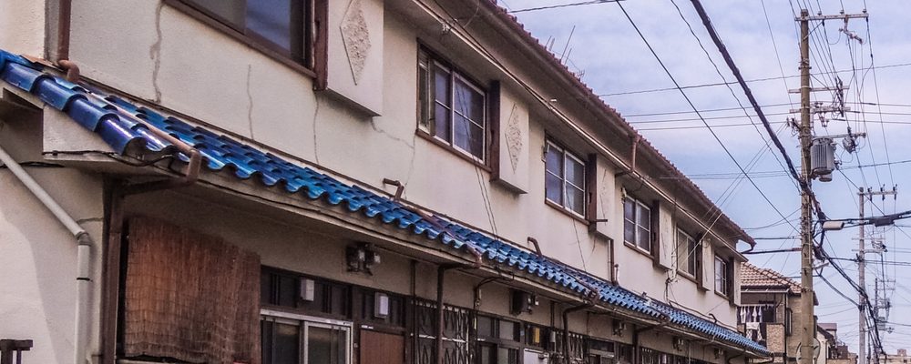 忠岡町の路地と連棟住宅の街並み