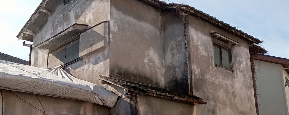 大正区の老朽化した長屋の外観
