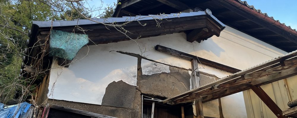豊中市の老朽化した長屋の外観