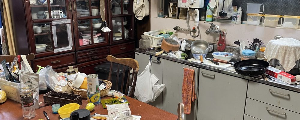 家財が残ったままの室内