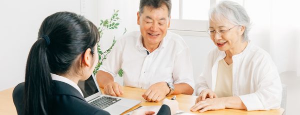 担当者に買取を相談するご夫婦
