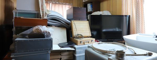 家財や荷物が残ったままの室内