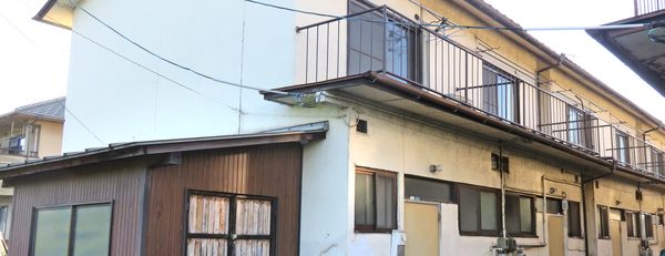 老朽化した古い長屋の外観